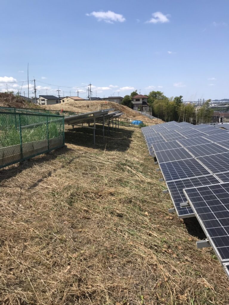 太陽光パネル周辺の草刈り